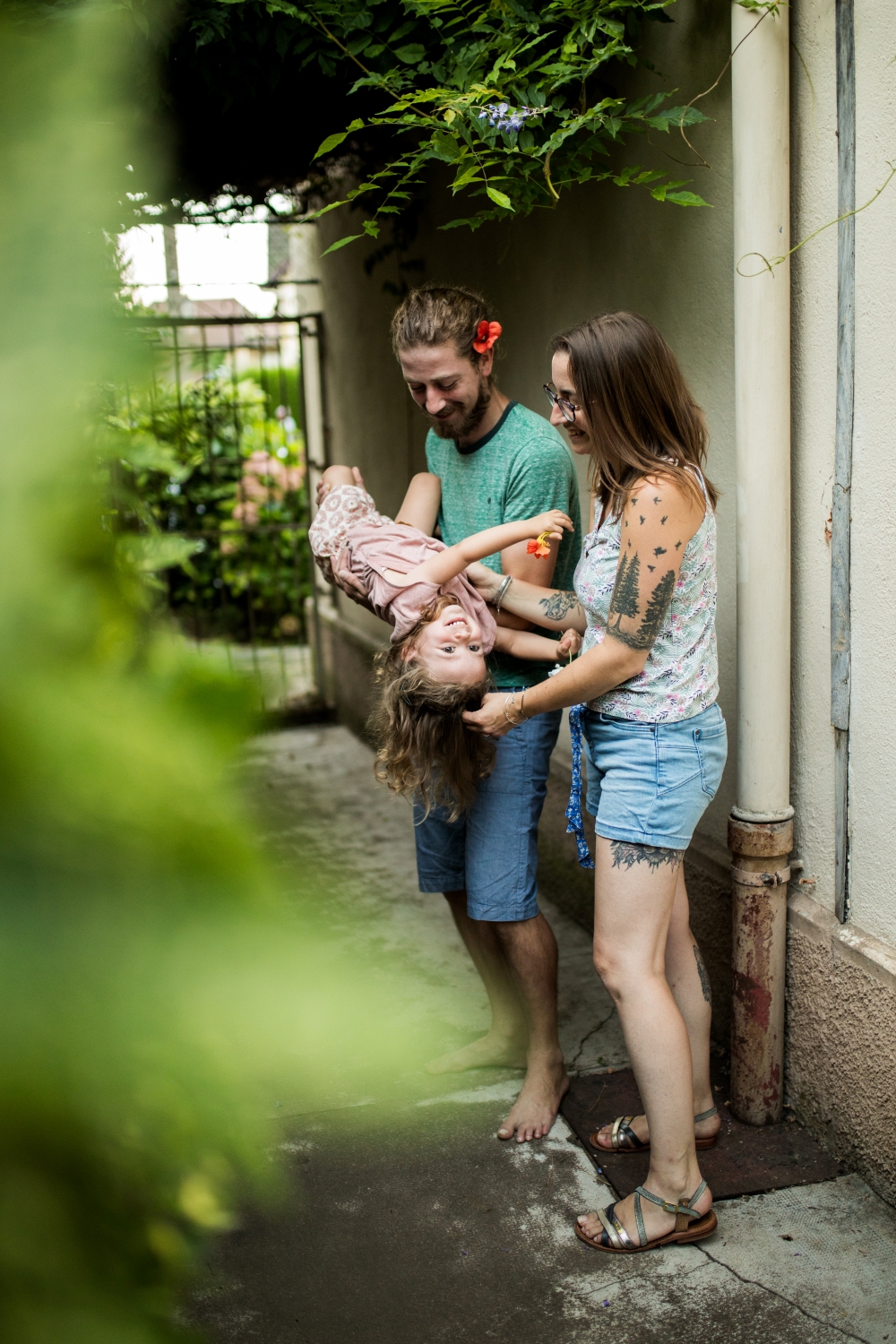 famille jouant avec leur enfant