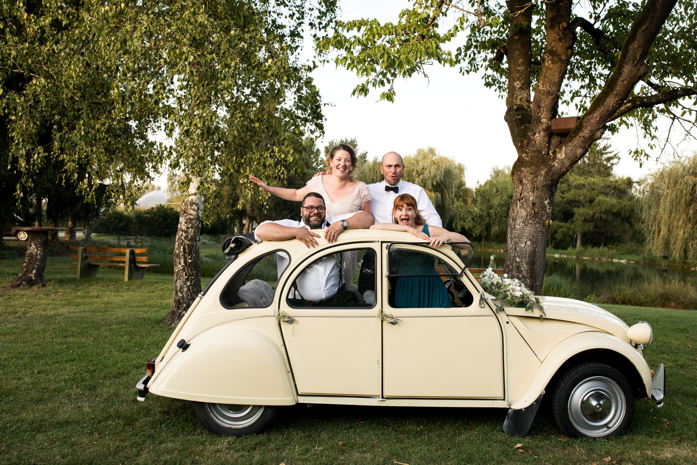 groupe dans 2CV photographe mariage belfort