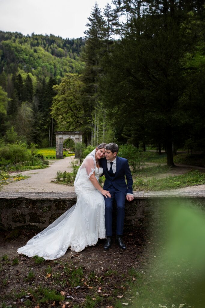 Séance photo mariage couple assis dans la nature en franche-comté