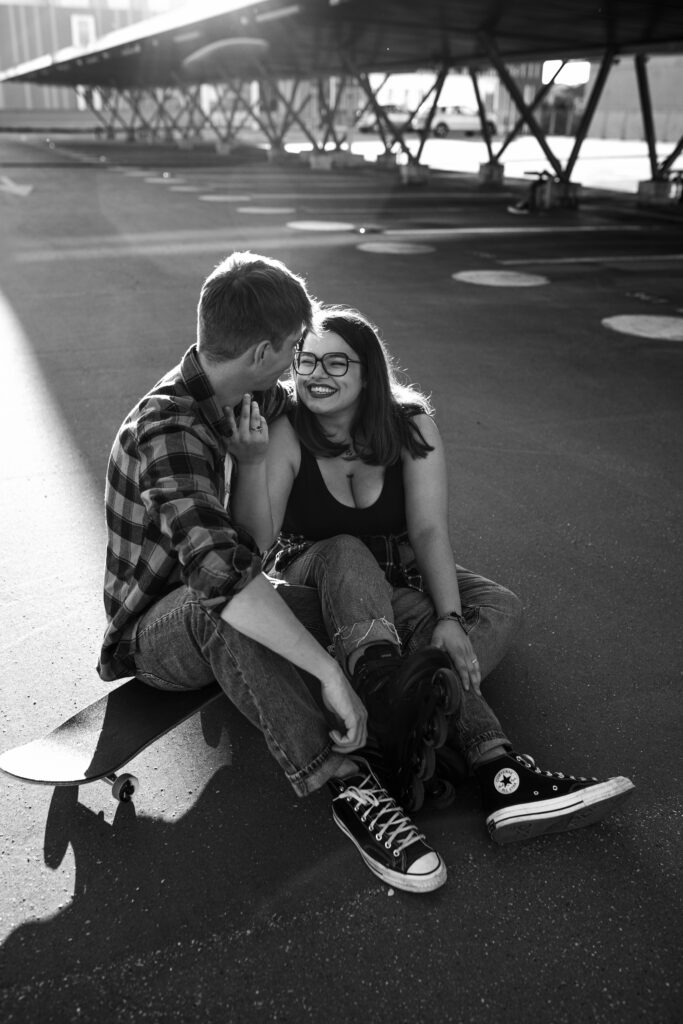 couple en ville sur un skate