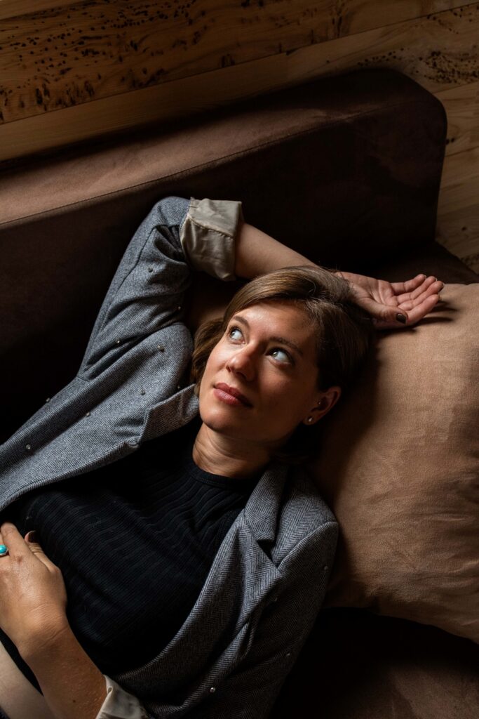 portrait femme allongée lumière naturelle