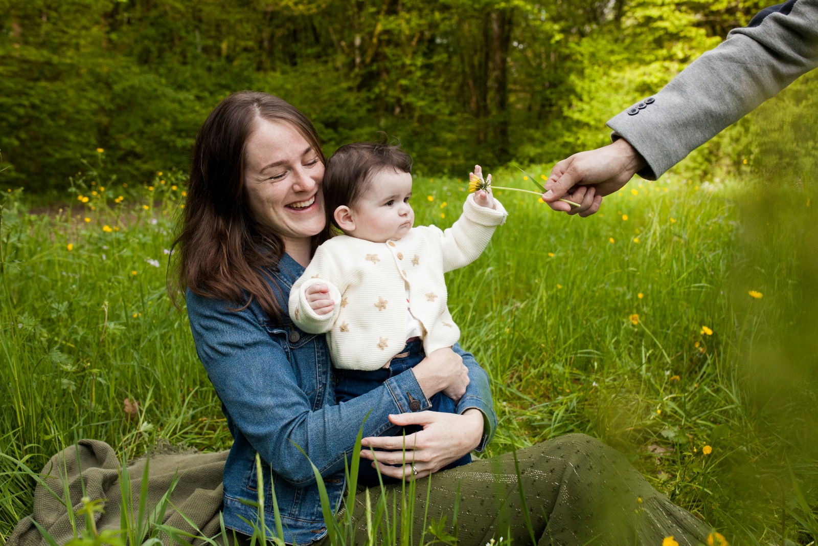 séance photo famille dans une prairie franche-comté