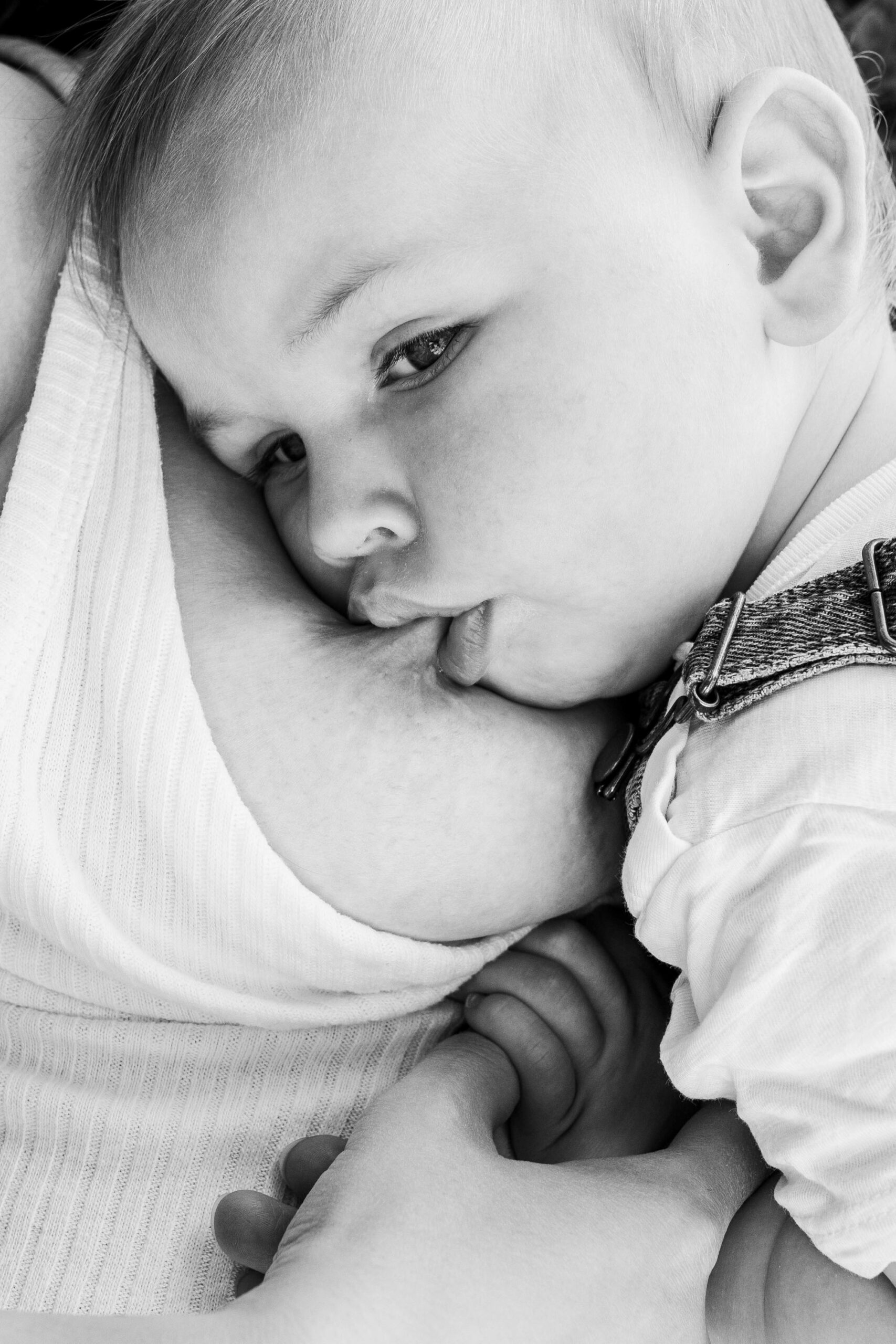 visage bébé tetant sa mere montbéliard